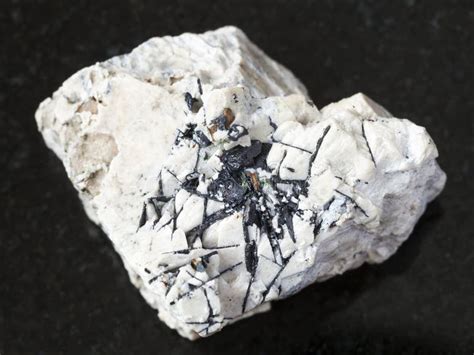  Ilmeniet: De Ruwe Diamant van de Titaniuminduustrie en een Essentiële Component in Verf Pigmenten!